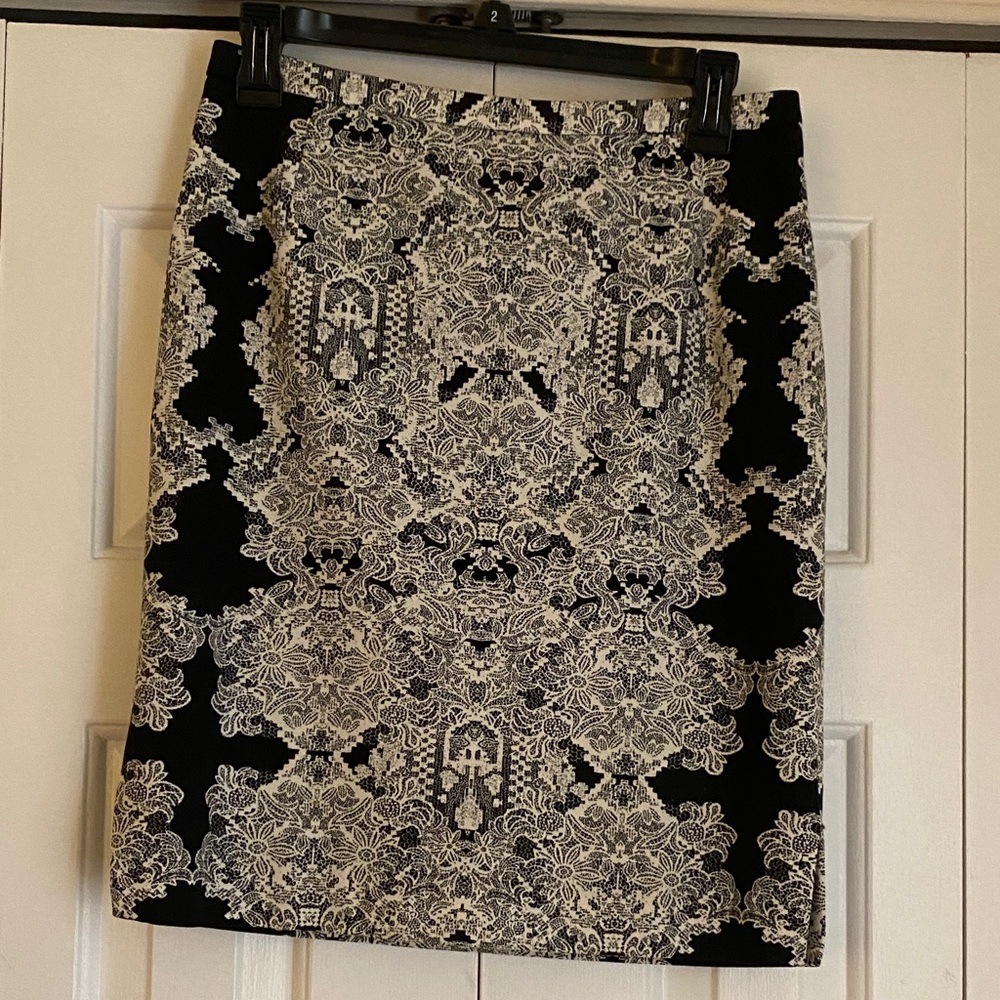 H&M Black and White Lace Pattern Pencil Skirt